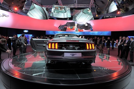 Ford chính thức ra mắt chiếc Mustang 2015 - 6 Và phiên bản Mustang 2015 coupé cùng người mẫu Ala Mulally
